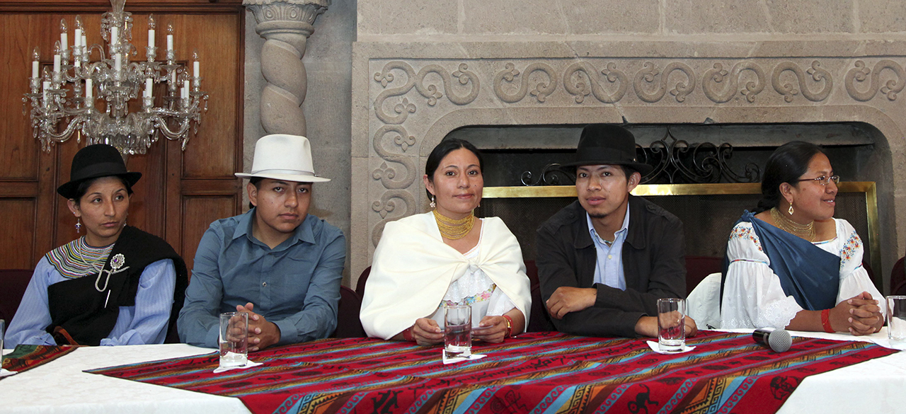 De izquierda a derecha Diego Tituaña, Verónica Barahona, José Luis Cabascango, Martha Santillán y Tamara Livel durante una reunión en Ministro de Relaciones Exteriores, Comercio e Integración, que de visibilidad al protagonismo de la Mujer Indígena.