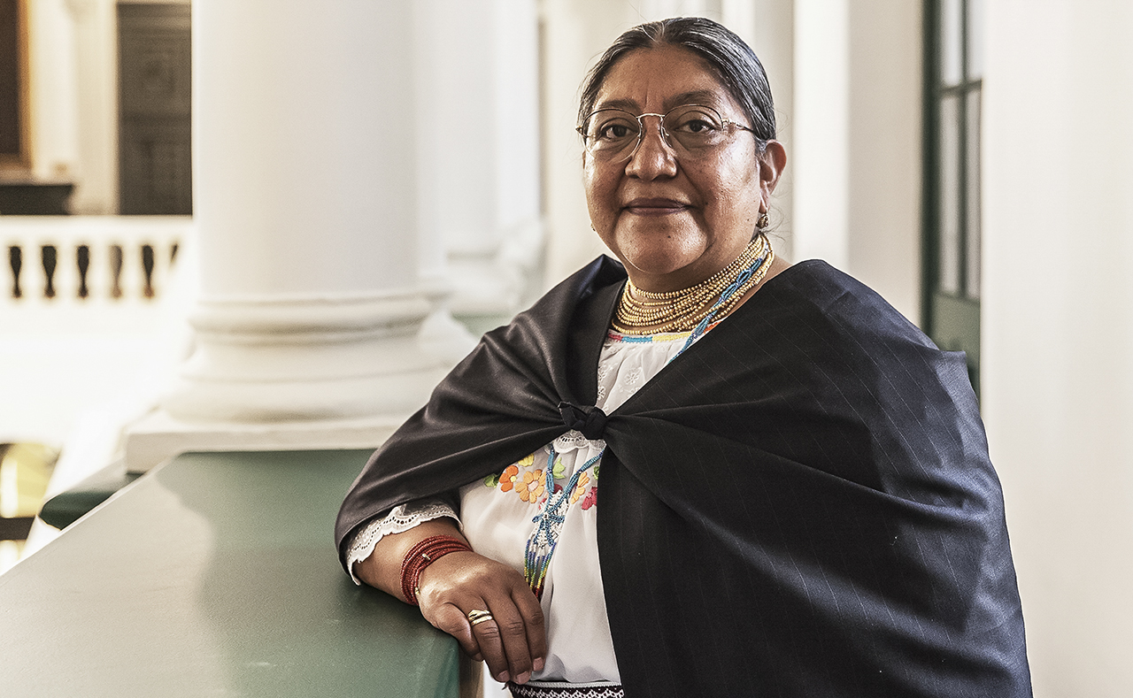 El nombramiento de Nina Pacari Vega como Canciller, en 2003, constituye un hito en la historia del país, por cuanto se convirtió en la primera mujer y primera representante indígena en ocupar el cargo de ministra de Relaciones Exteriores y fue el primer gran protagonismo de la Mujer Indígena.