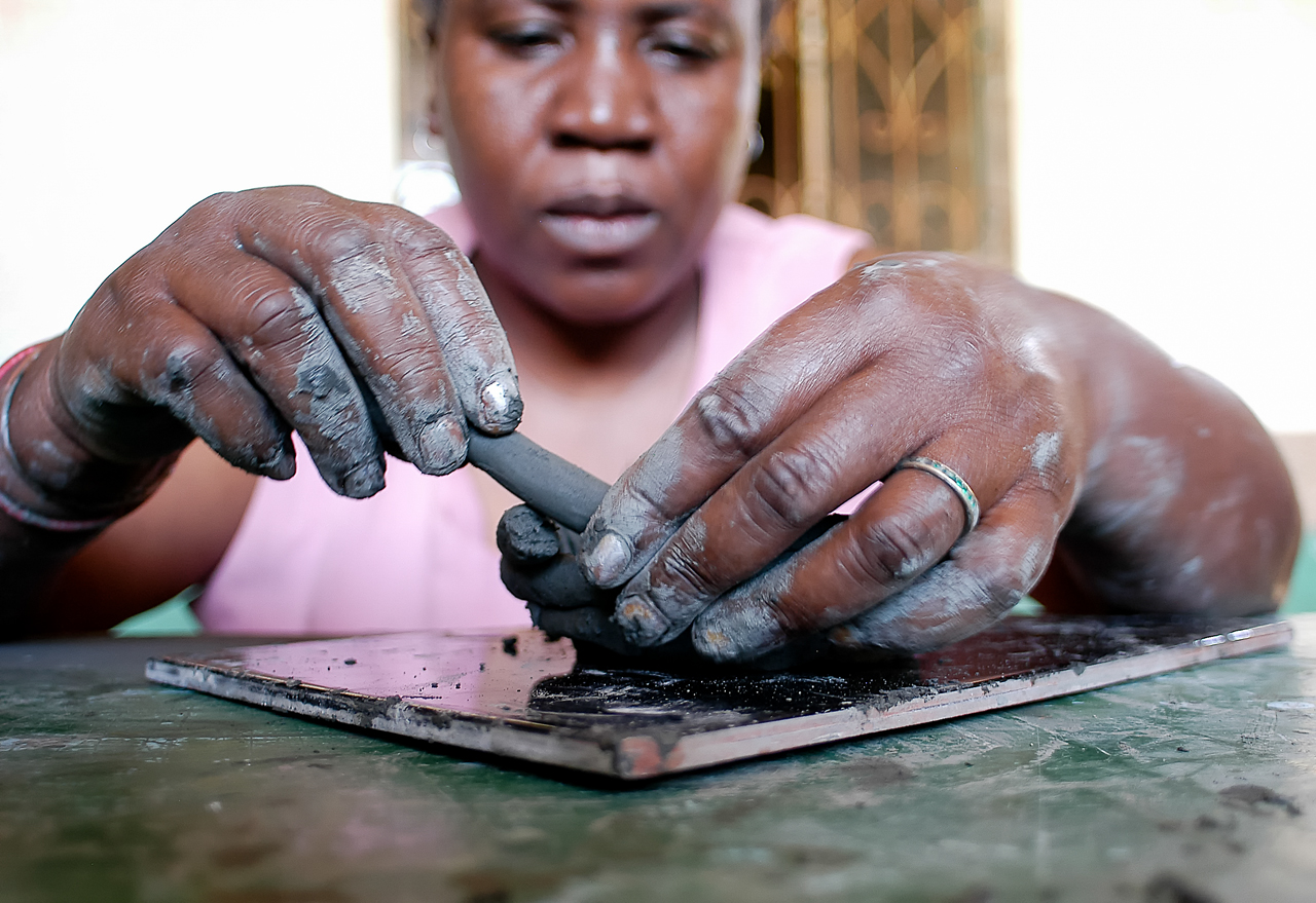 Berenice Lara es una de las artistas mujeres de Mascarilla de la “Asociación Artesanal GAEN”. Mascarilla es una de las 38 comunidades del Valle del Chota afro ecuatoriano, en la provincia de Carchi, en Ecuador.