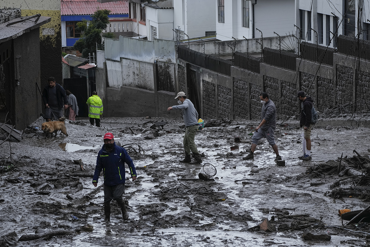 Hay que redimensionar las “amortiguadores” de desfogue de las quebradas de la zona de La Comuna y La Gasca. Han pasado 3 décadas de su diseño y estudios de capacidad y es urgente hacerlo.