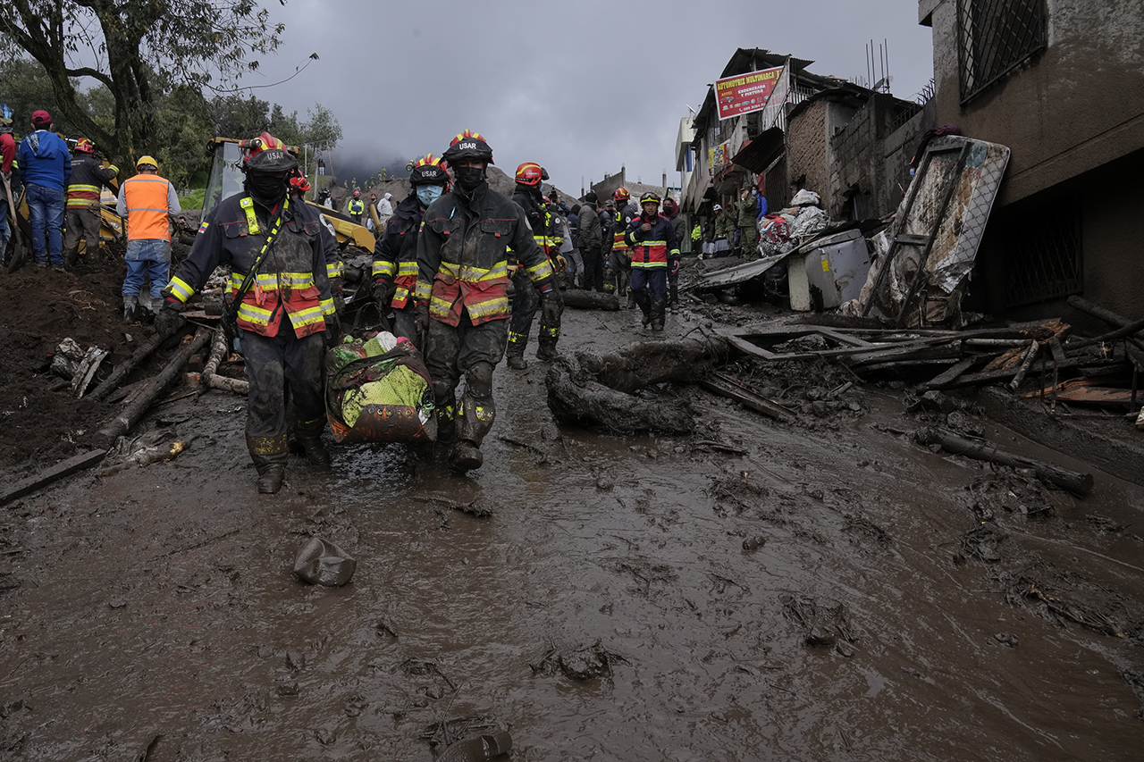 En los barrios de La Comuna y La Gasca, volvió a suceder un grave deslave por falta de atención pública de la Alcaldía de Quito de limpiar las quebradas y construir zonas de contención.
