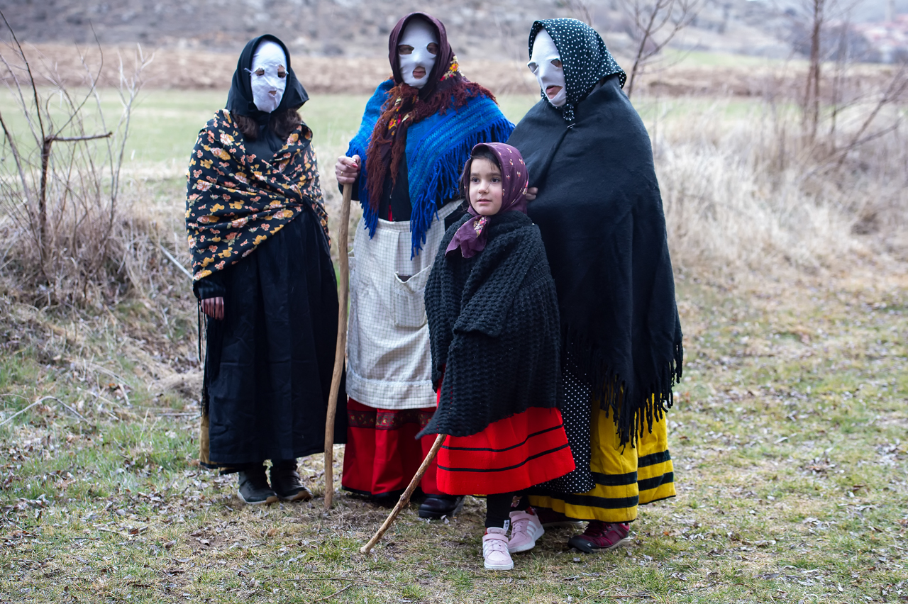 las mascaritas, elegantes, coquetas, buscando la protección de los diablos.