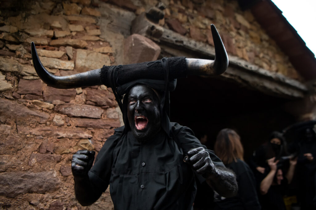 La fiesta comienza cuando al inicio de la tarde los diablos eligen un lugar secreto