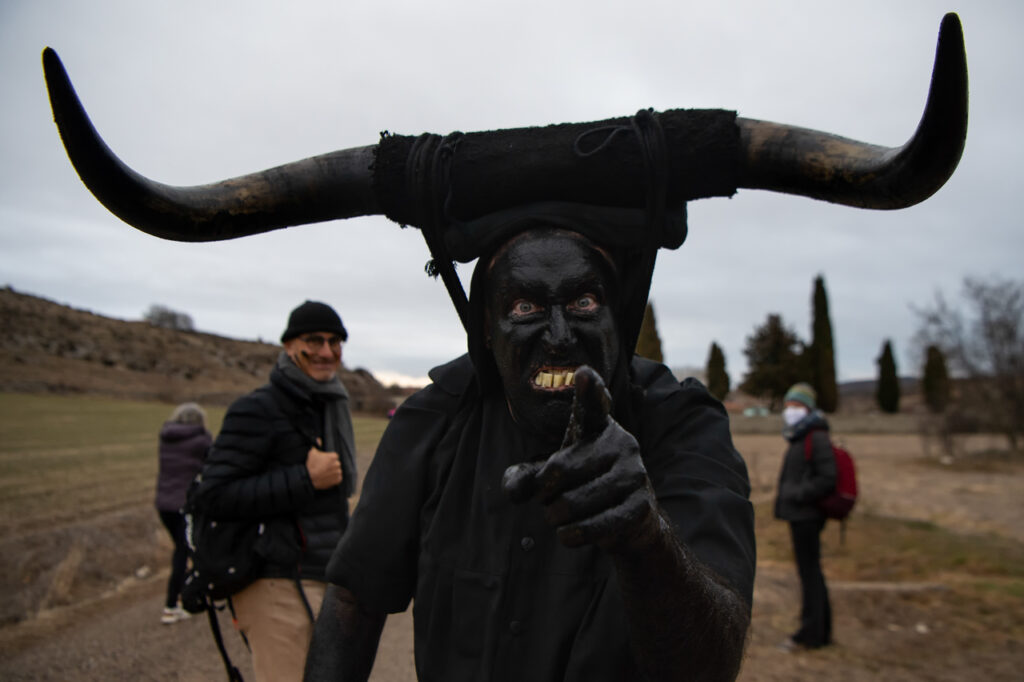 Uno de los diablos nos señala para tiznar nuestra cara, algo parecido a una limpia de la cultura andina