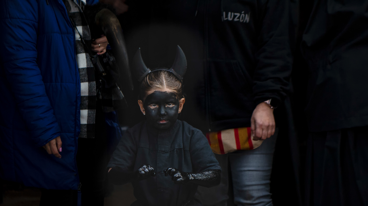 Los diablos de Luzón y Mascaritas surgen desde las entrañas de la Madre Tierra alcarreña para alertar del despertar de la primavera