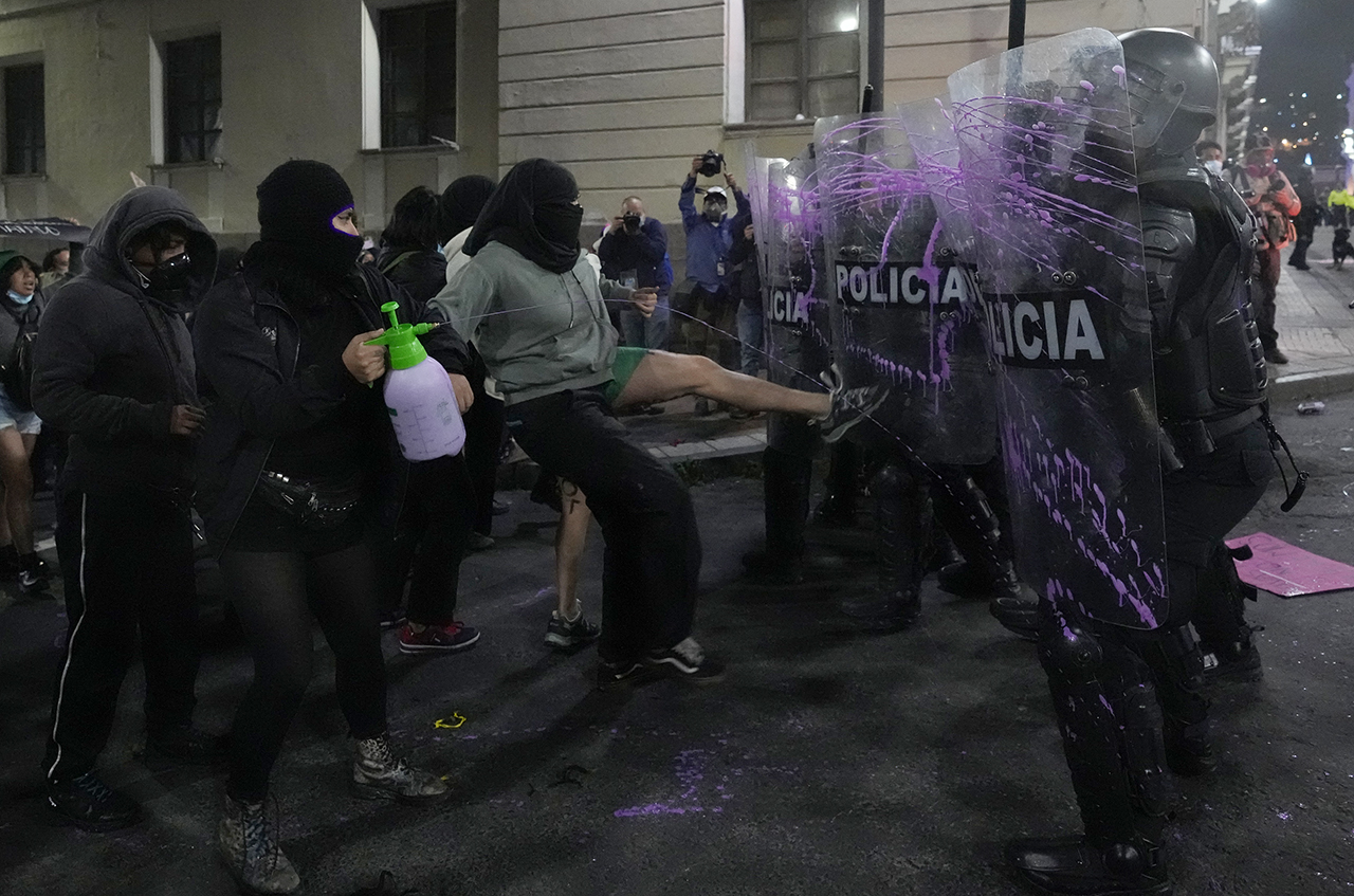 Por todo ello, las mujeres del mundo y las mujeres ecuatorianas alzamos nuestra voz, pidiendo respecto a nuestros derechos; la existencia de territorios libres de violencias machistas; el fin de la impunidad para quienes cometen violencia.