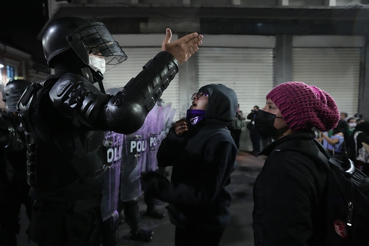 Mujeres ecuatorianas reclaman su derecho al aborto por violación y contra la violencia machista del Estado y del presidente Guillermo Lasso.