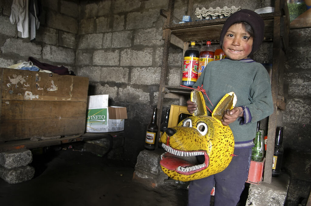 A los niños de Tigua les encanta jugar con las máscaras de los animales, pero su pobreza es profunda, ya que el estado ecuatoriano no ha desarrollado una propuesta social de integración de los pueblos y nacionalidades indígenas.