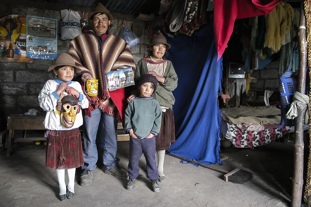 Las familias de artesanos de las máscaras de Tigua, han sufrido todos los años crisis económicas y cada gobierno de turno se ha saltado sus derechos.