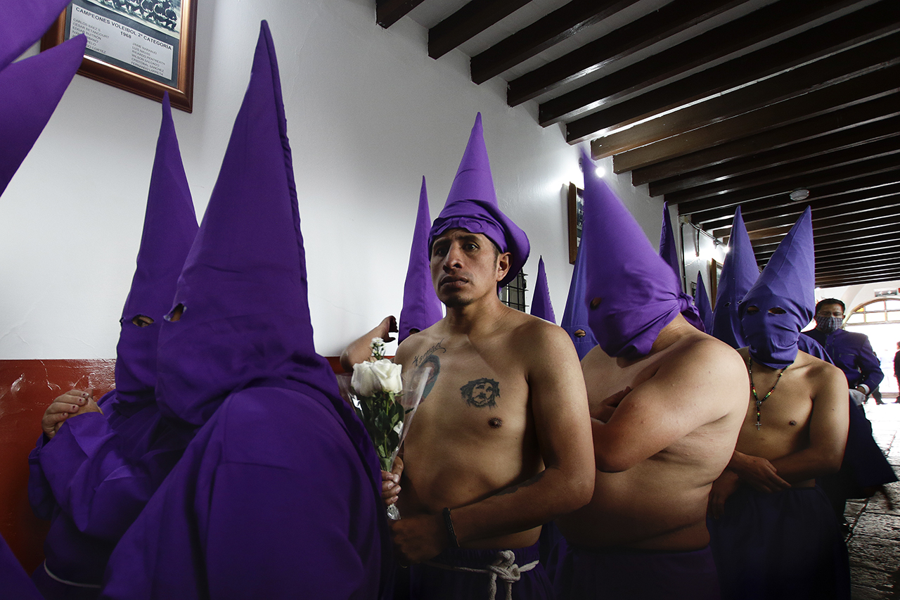 Los cucururchos de la procesión de Jesús del Gran Poder inician el recorrido desde la iglesia de San Francisco.