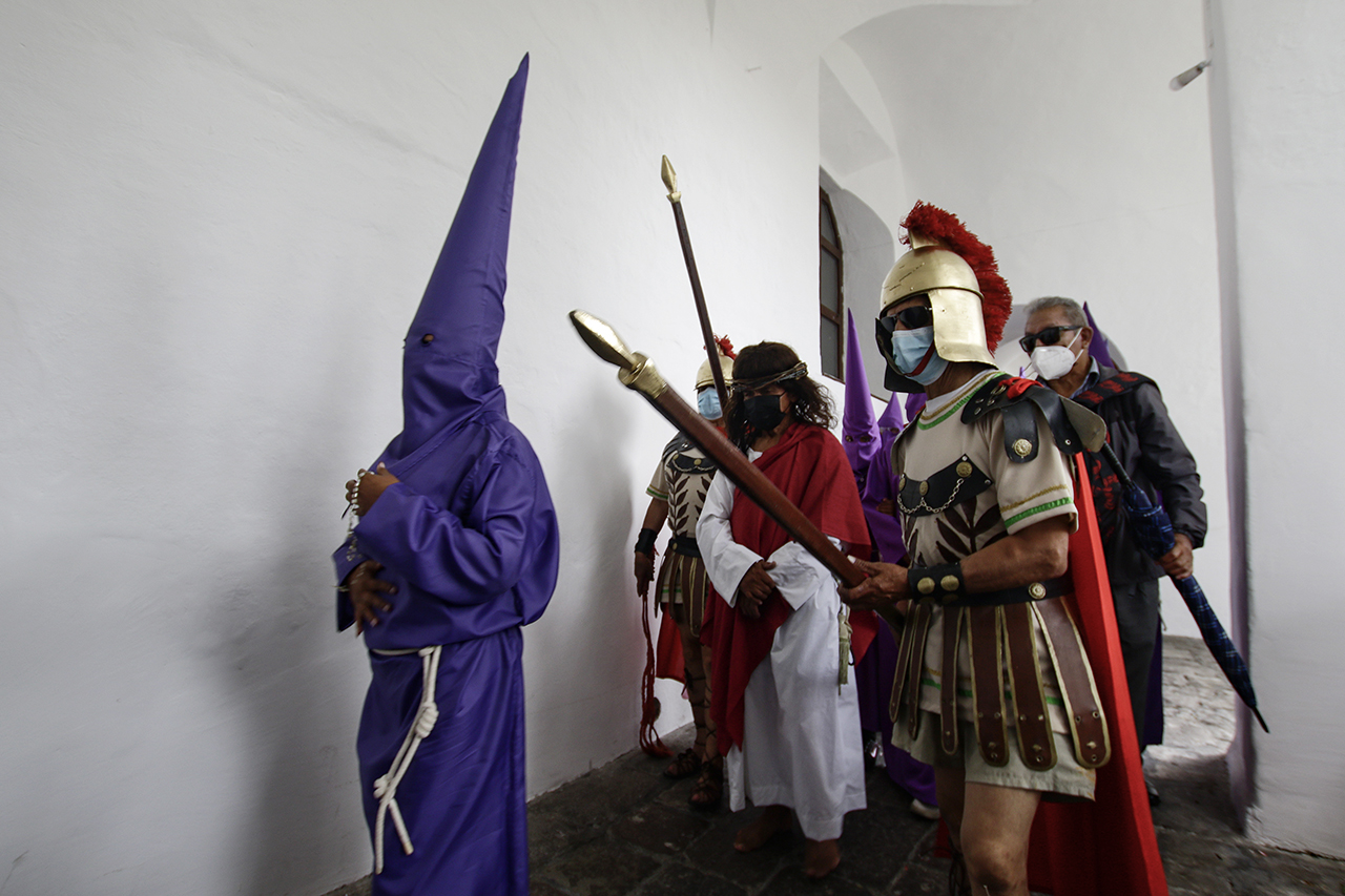 En la procesión de Jesús del Gran Poder en Quito, hay imágenes que representa a Jesucristo y a los romanos.