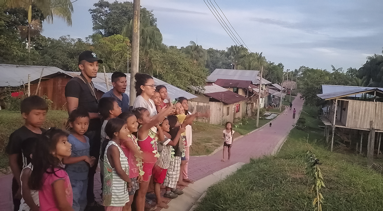 El Periodismo Intercultural y los comunicadores en los días del reencuentro, los y las comunicadoras caminaron por una parte del amazonas para sentir el sol, la brisas y ver el arte que hace la comunidad.