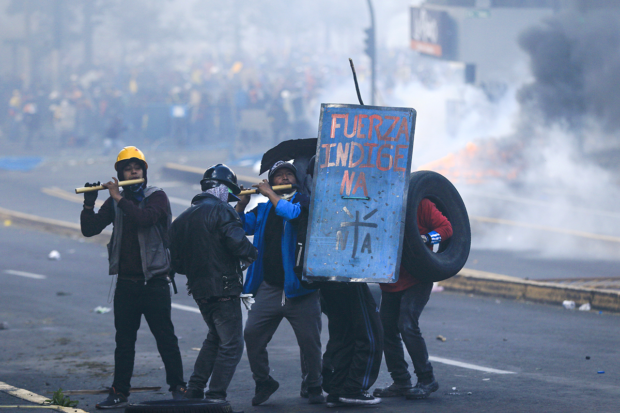 El Estado ha olvidado al campo y sus comunidades desde hace más de 40 años, por eso las organizaciones piden y reclaman sus derechos, pero la policía y las fuerzas armadas infiltran a su gente para provocar la violencia en las movilizaciones y se da la ruptura del dialogo.