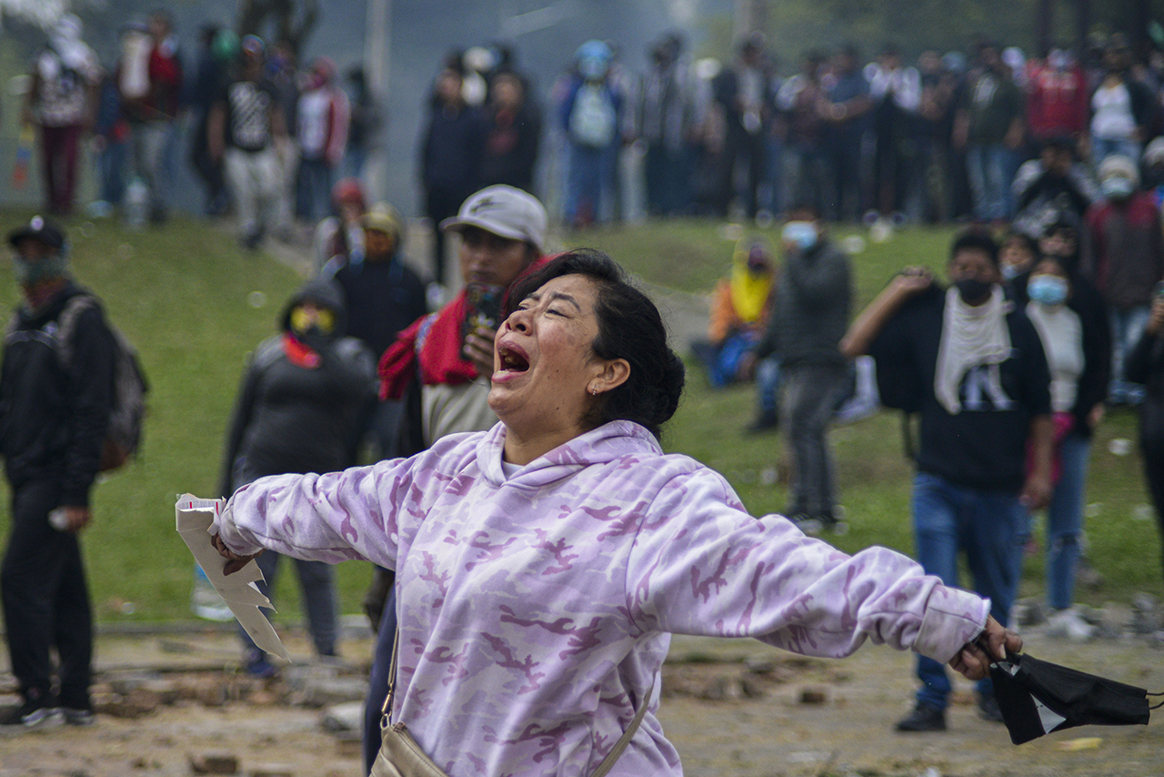 Varias mujeres fueron agredidas por la policía y fuerzas armadas , que al final es la ruptura del dialogo entre el gobierno de Lasso y los movimientos sociales.