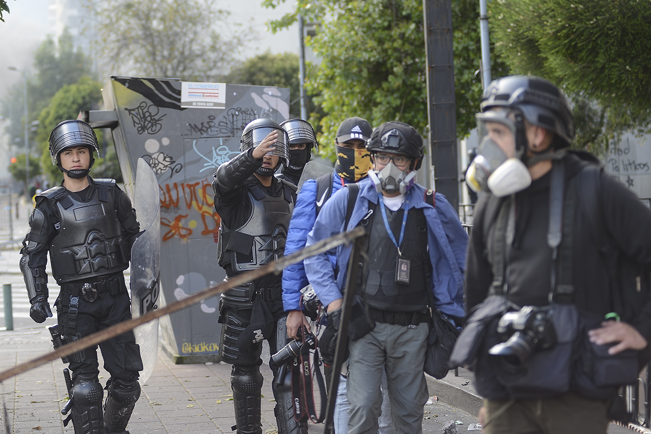 Fotoperiodistas de medios internacionales y nacionales son sacado de la zona de cobertura por parte de la policía nacional del Ecuador, en la represión de Guillermo Lasso hacia las manifestaciones convocadas, en el marco de un paro nacional.