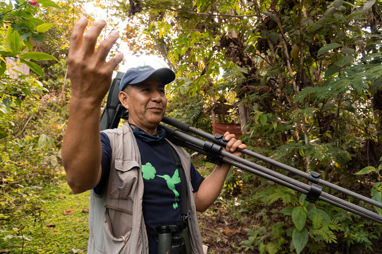 Efrain creció en el mismo Mindo, en la finca de sus padres, y ahora es un miembro activo de la comunidad y parte de la Asociación de Guías y con Molly formaron Casa Divina.