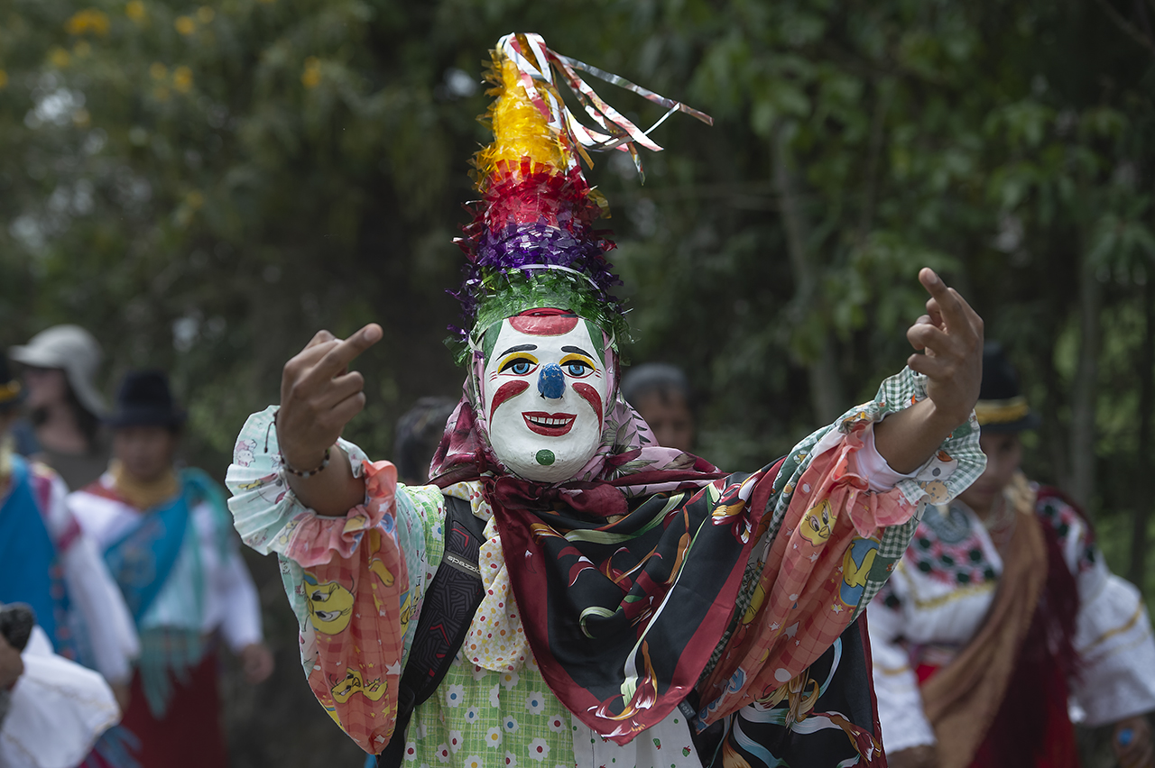 Los payasos de las fiestas en Cayambe son parte de la cultura de Entre dos pueblos.  
