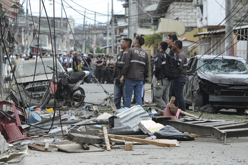 Agentes policiales levantan pruebas para esclarecer la causa de la explosión registrada en la calle Décima, entre H e I, colonia Cristo del Consuelo el 14 de agosto de 2022 en Guayaquil, que es una de la ciudades de la Gobernanza Criminal