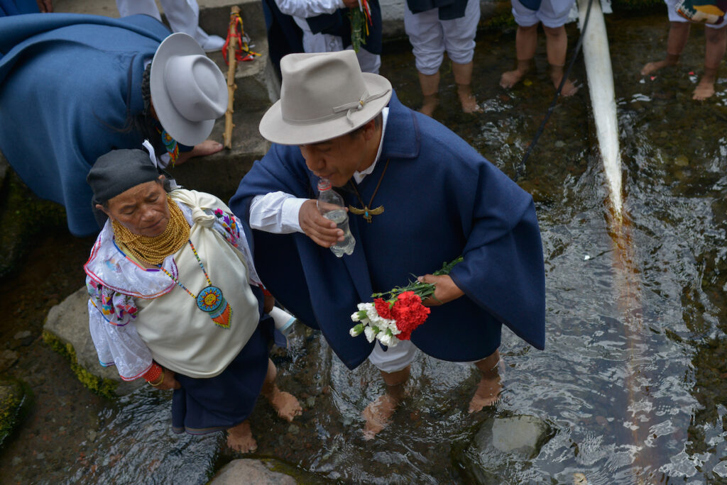 Mujer y hombre Yachak en el poglio de Ilumán, Ecuador, en junio de 2017 durante la celebración del Inti Raymi. Fotografía Patricio Realpe/ChakanaNews
