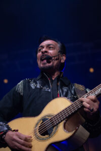 Luis Hernández al bajo sexto. Los Tigres del Norte.