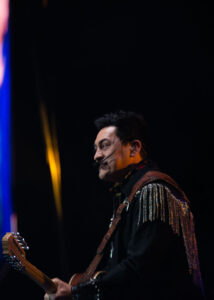 Luis Hernández al bajo sexto. Los Tigres del Norte.