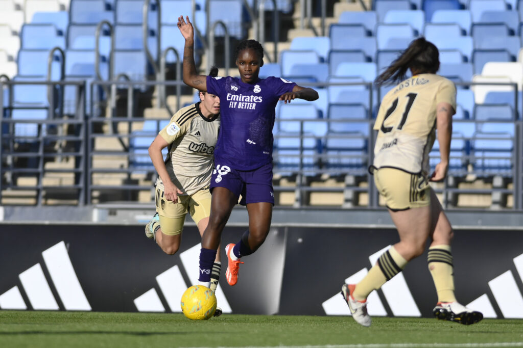 Linda Caicedo en una jugada del Real Madrid Femenino vs Granada