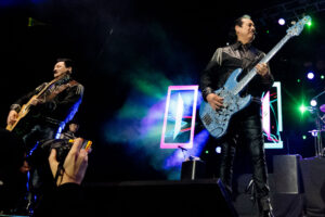 Hernán Hernández al bajo eléctrico y Luis Hernández al bajo sexto. Los Tigres del Norte.