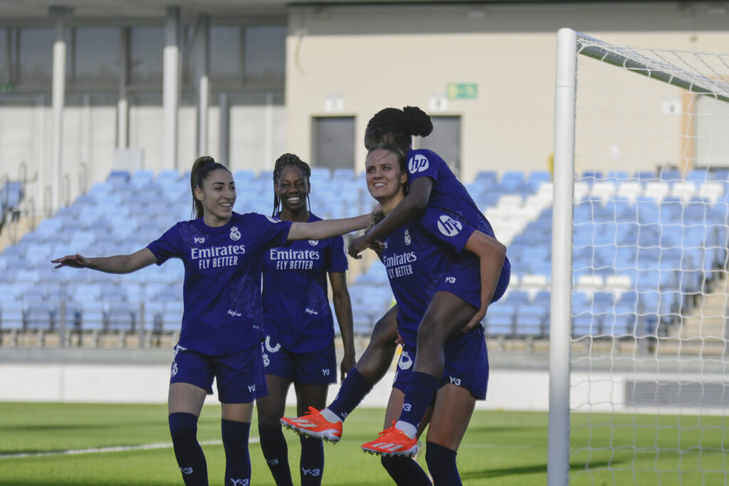 Las jugadoras del Madrid celebran uno de sus 5 goles en el Real Madrid vs Granada