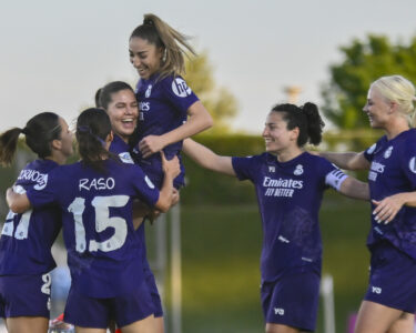 Real Madrid Femenino vs Granada. Las jugadoras del Madrid celebran uno de sus 5 goles.