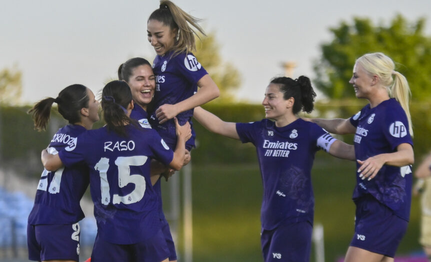 Real Madrid Femenino vs Granada. Las jugadoras del Madrid celebran uno de sus 5 goles.