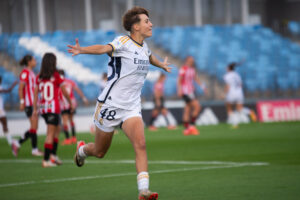 Pau Comendador celebra su gol en Real Madrid F vs Athletic Club