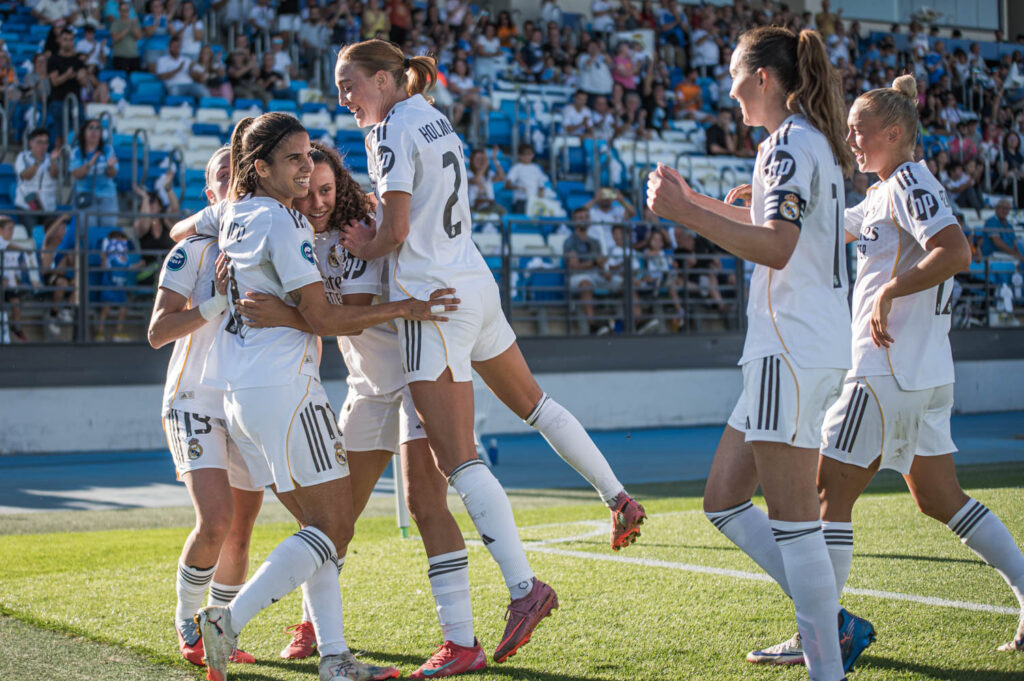 Alba Redondo celebra el triunfo con sus compañeras del Real Madrid Femenino