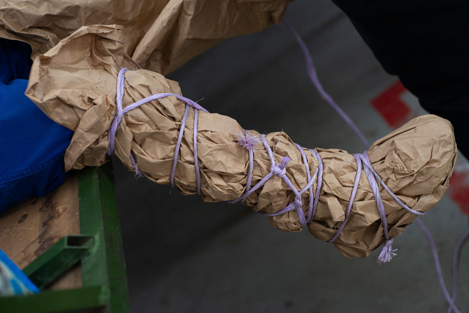 Sacos de papel en las piernas de las Toras