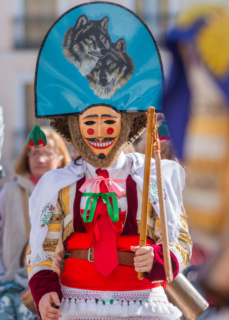 El cigarrón de Verín con su faja roja