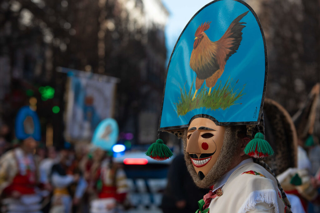 Máscara de madera pintada de El Cigarrón de Verín
