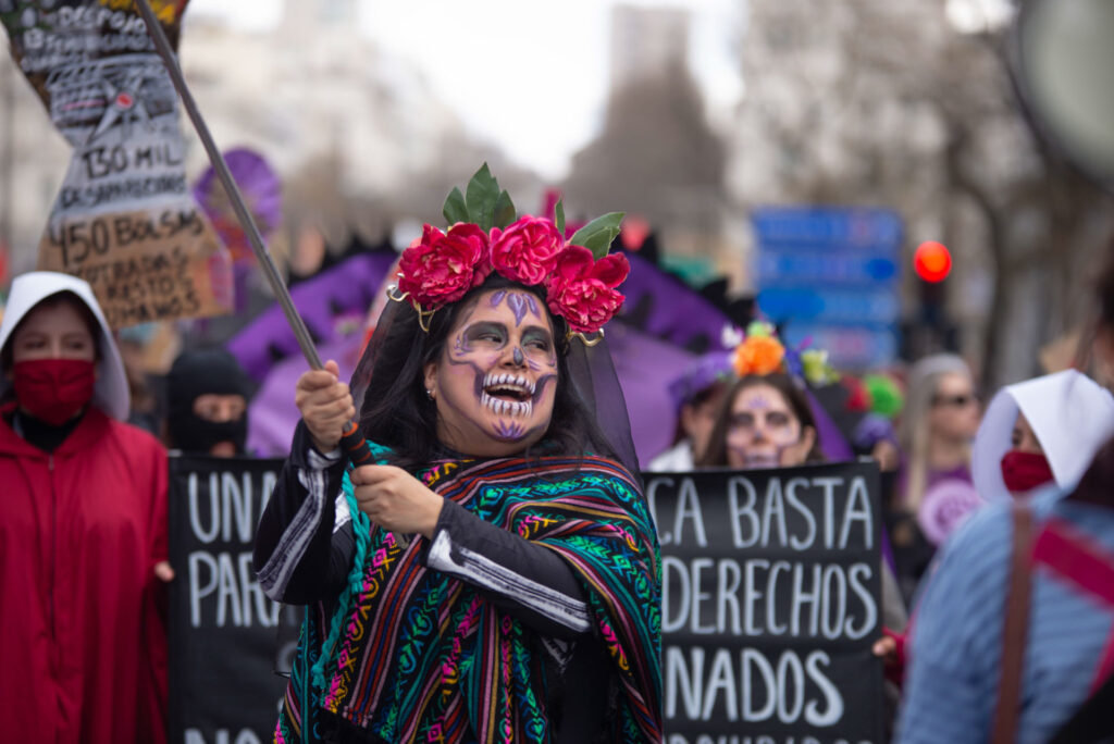 Colectivo migrante en el 8M en Madrid 2026